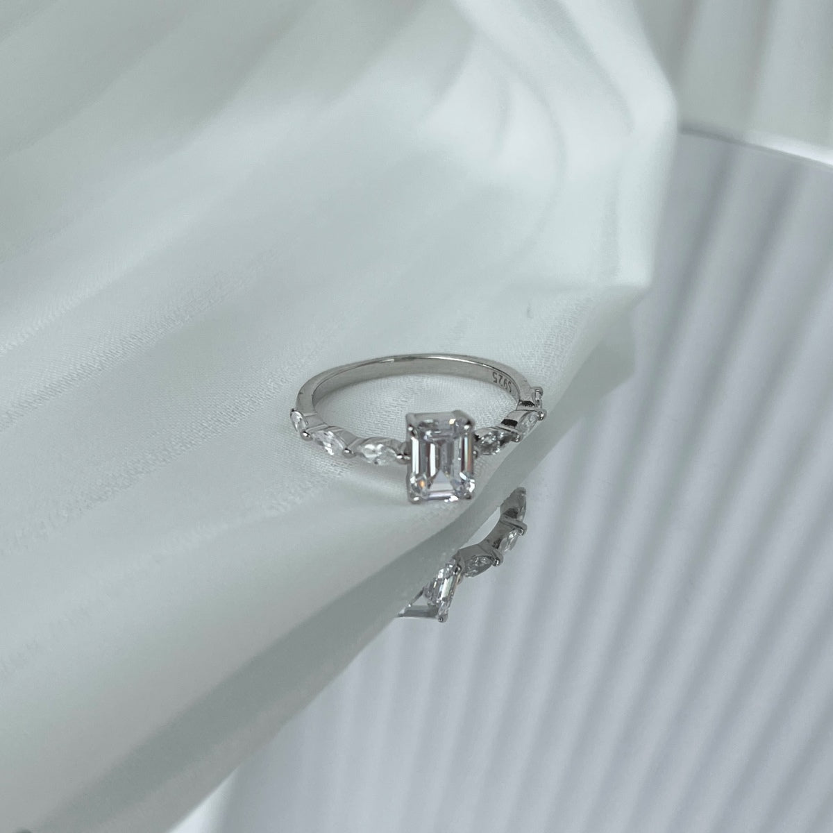 [Solara Jewelry]1.0 Carat Dainty Resplendent Radiant Cut Daily Ring