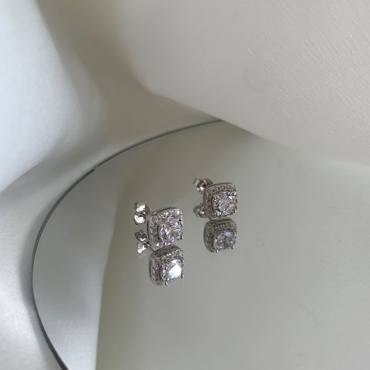 [Solara Jewelry]Classic Round Center Stone Stud Earrings