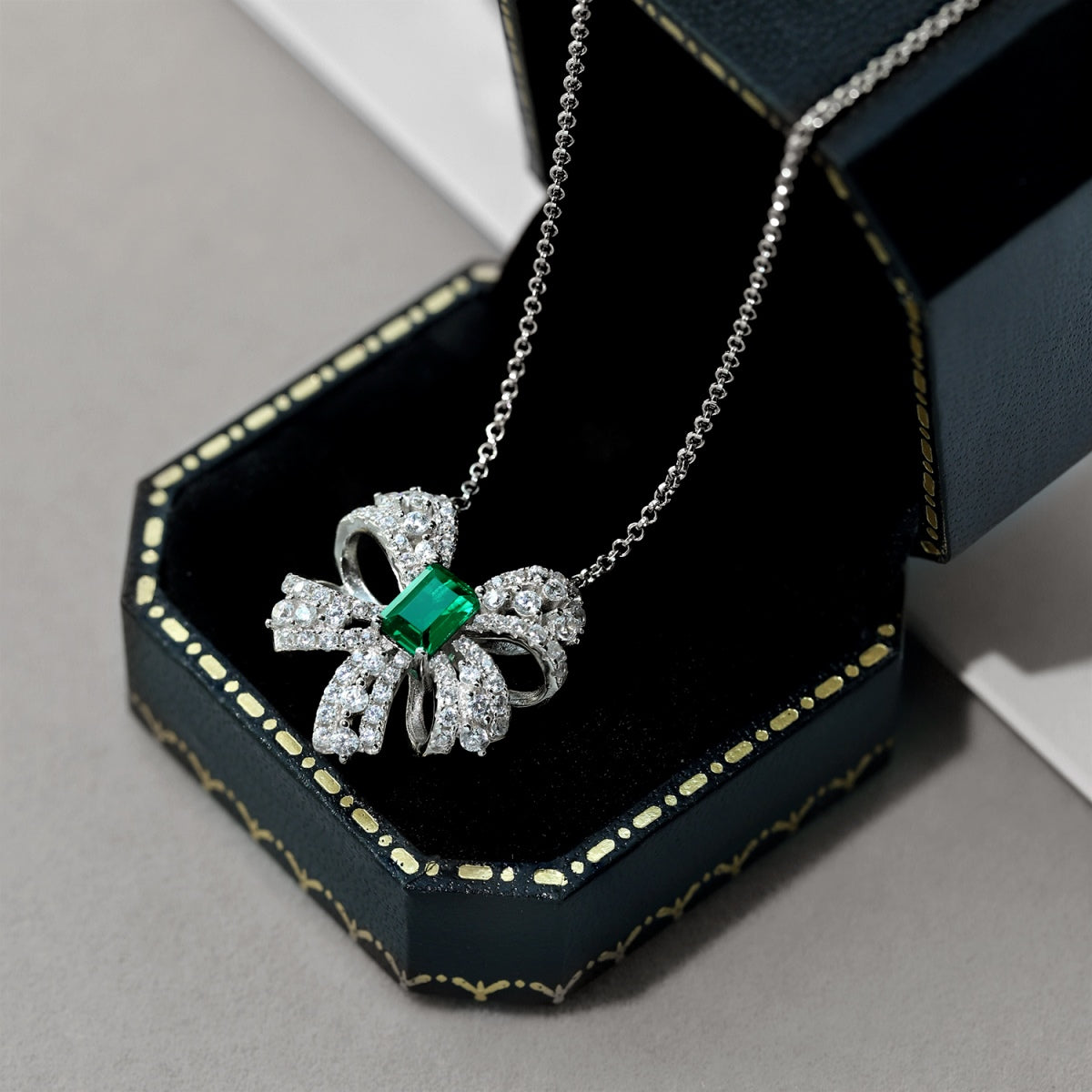 [Solara Jewelry]Luxurious Flower Shape Emerald Cut Necklace