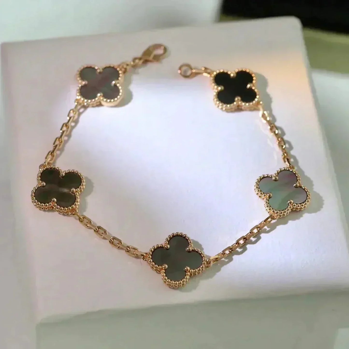 [Solara Jewelry]CLOVER 5 MOTIF GRAY MOP  BRACELET