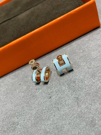 [Solara Jewelry]POP H SKY BLUE STUD EARRINGS