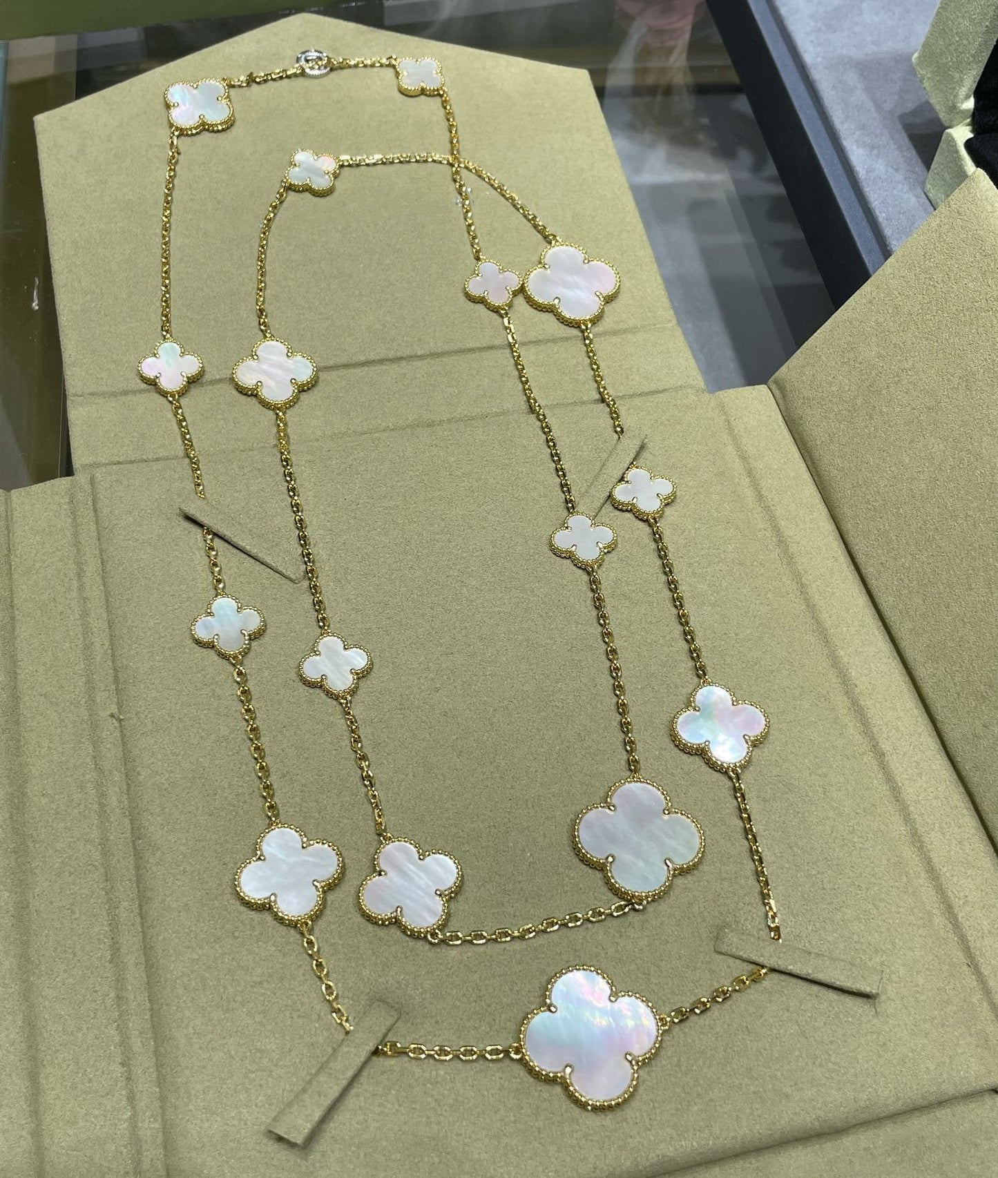 [Solara Jewelry]CLOVER 16 MOTIF WHITE MOP GOLD NECKLACE