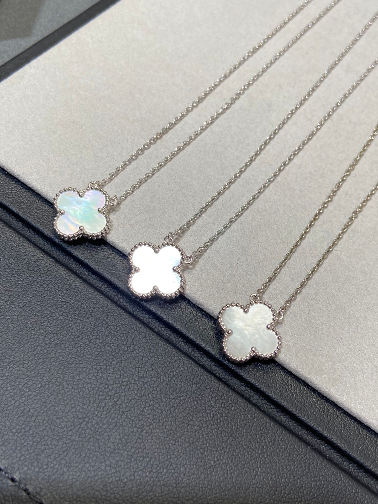 [Solara Jewelry]CLOVER MEDIUM SILVER WHITE MOP NECKLACE