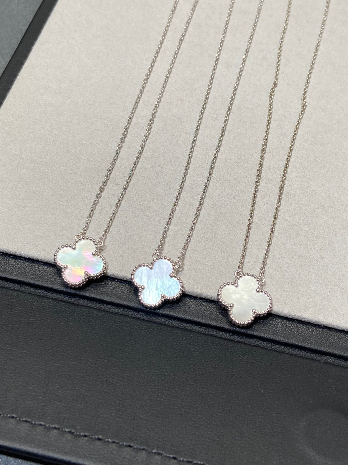 [Solara Jewelry]CLOVER MEDIUM SILVER WHITE MOP NECKLACE