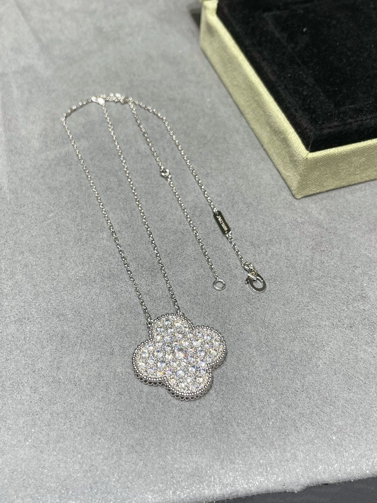 [Solara Jewelry]CLOVER 25MM LARGE PENDANT DIAMOND PAVED SILVER NECKLACE