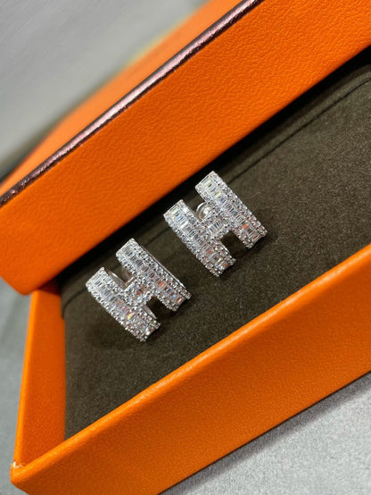 [Solara Jewelry]H STUD EARRINGS WITH SILVER DIAMONDS