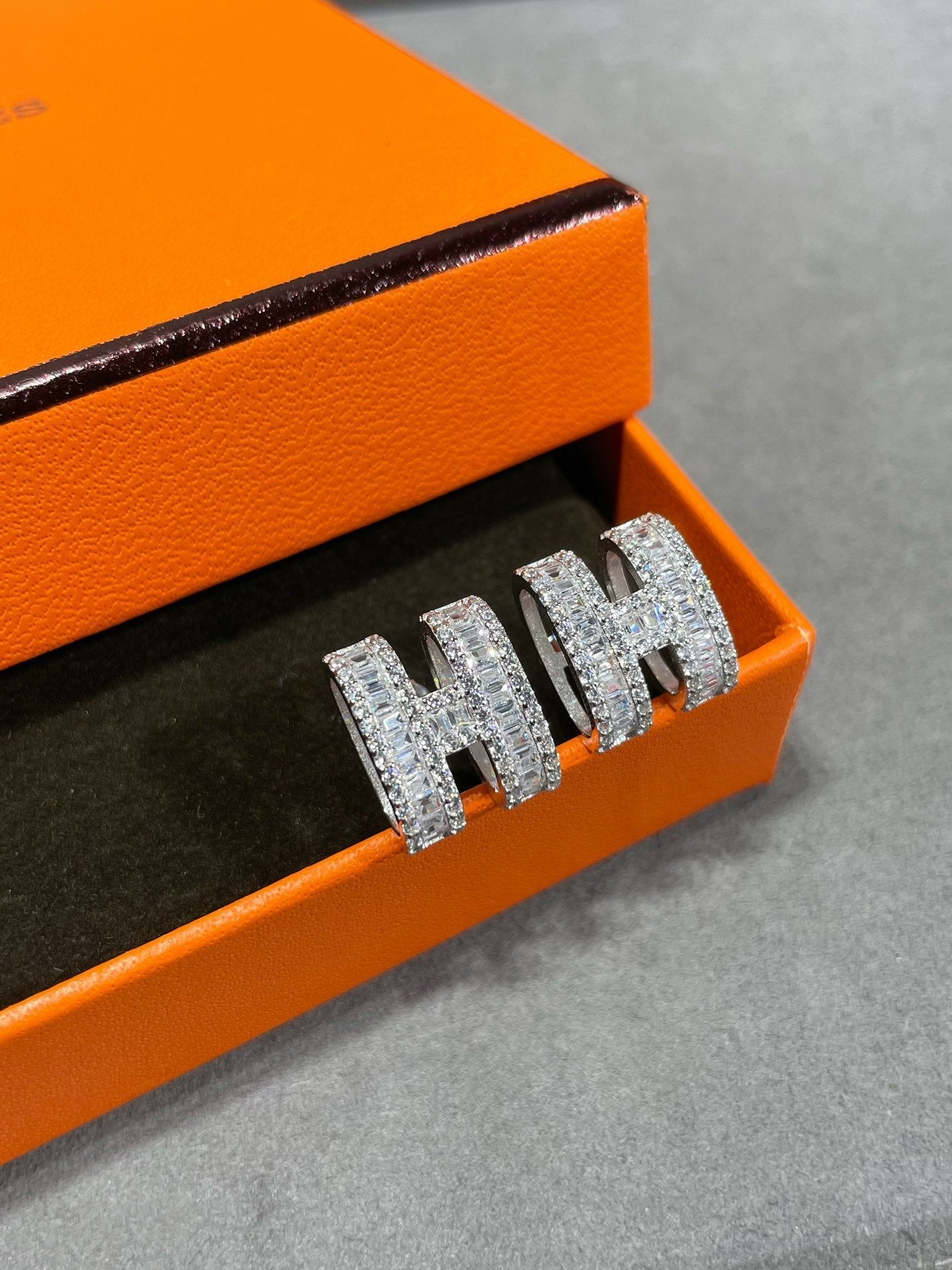 [Solara Jewelry]H STUD EARRINGS WITH SILVER DIAMONDS